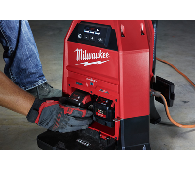 Светодиодный фонарь с зарядным устройством для стройплощадки Milwaukee M18 ONESLDP-0 4933459160