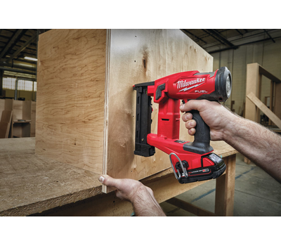 Аккумуляторный зауженный степлер Milwaukee M18 FNCS18GS-0X FUEL 4933471942